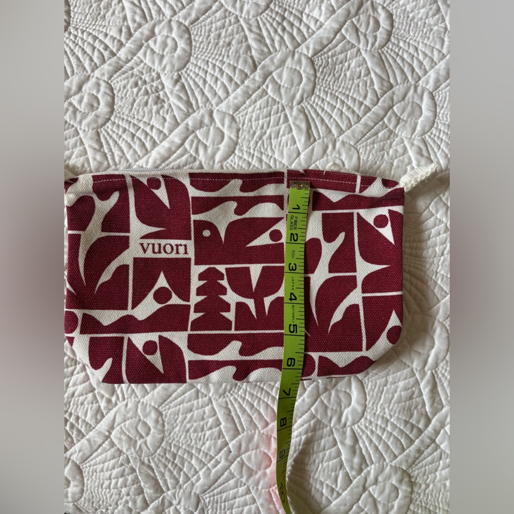 NWOT Vuori makeup travel pouch - Picture 5 of 5